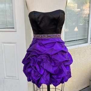 Strapless dress for occasion in size 3. Color black and purple.